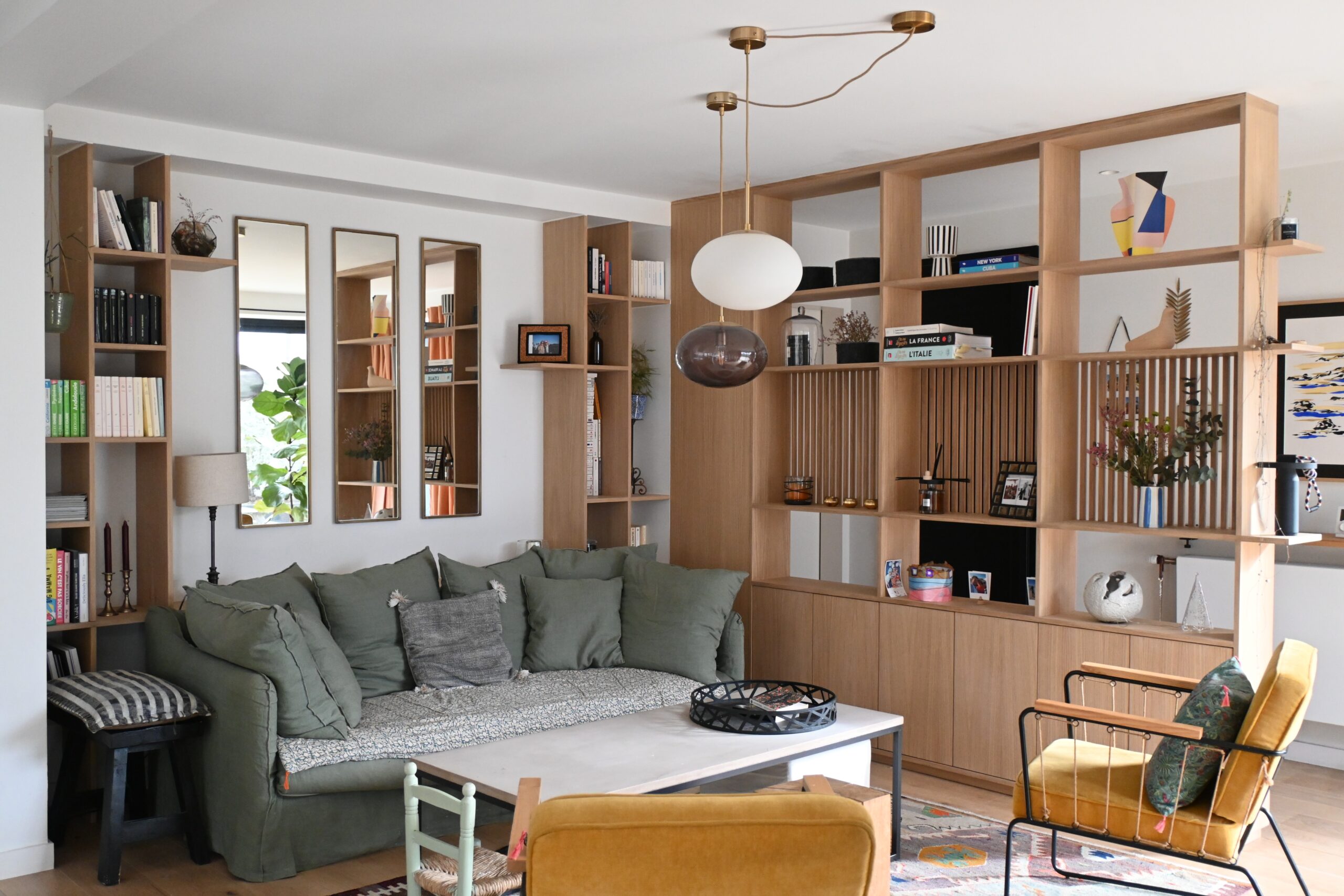 bibliothèque sur mesure en chêne clair dans un salon à Lorient